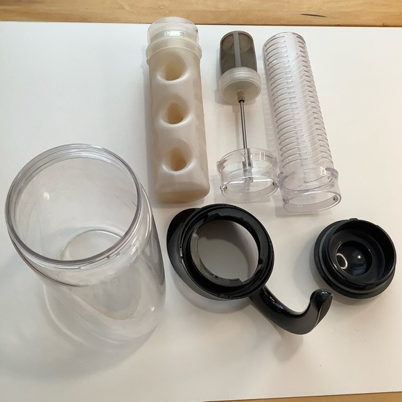 DAVIDsTEA 7-piece Iced Tea Pitcher with 3 Infusers - Picture 3 of 11